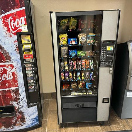Super 8 By Wyndham Winfield-Quail Ridge Area Hotel Екстериор снимка