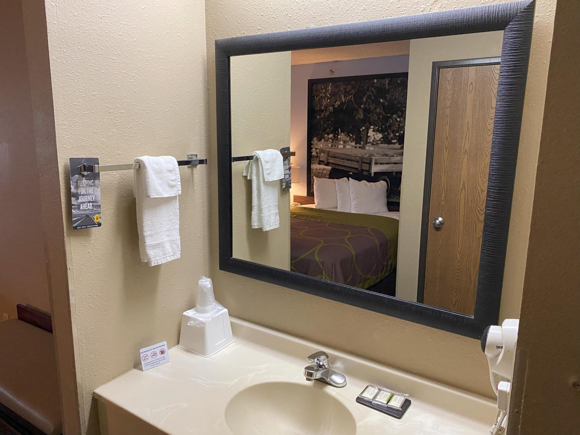Super 8 By Wyndham Winfield-Quail Ridge Area Hotel Екстериор снимка