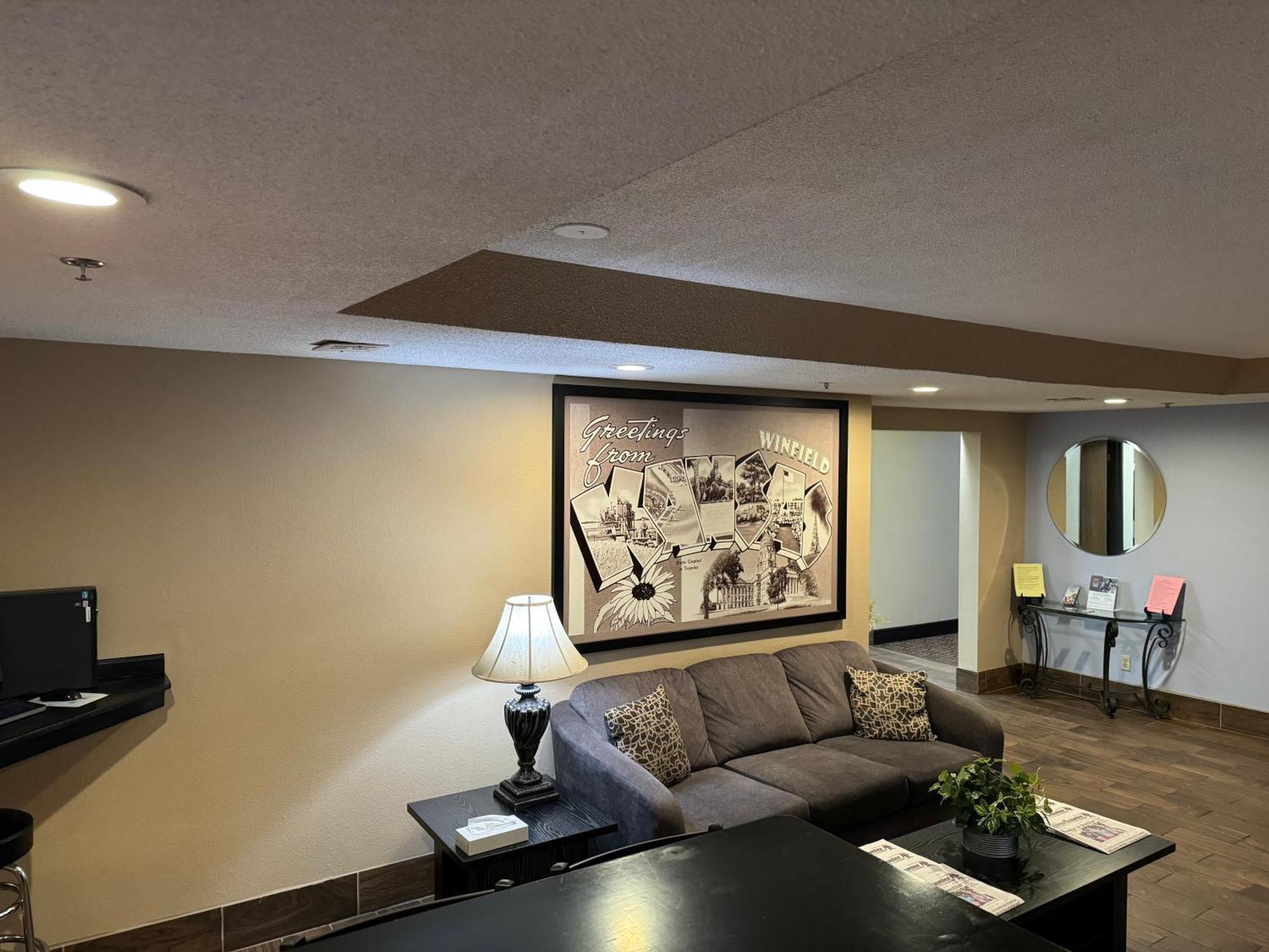 Super 8 By Wyndham Winfield-Quail Ridge Area Hotel Екстериор снимка