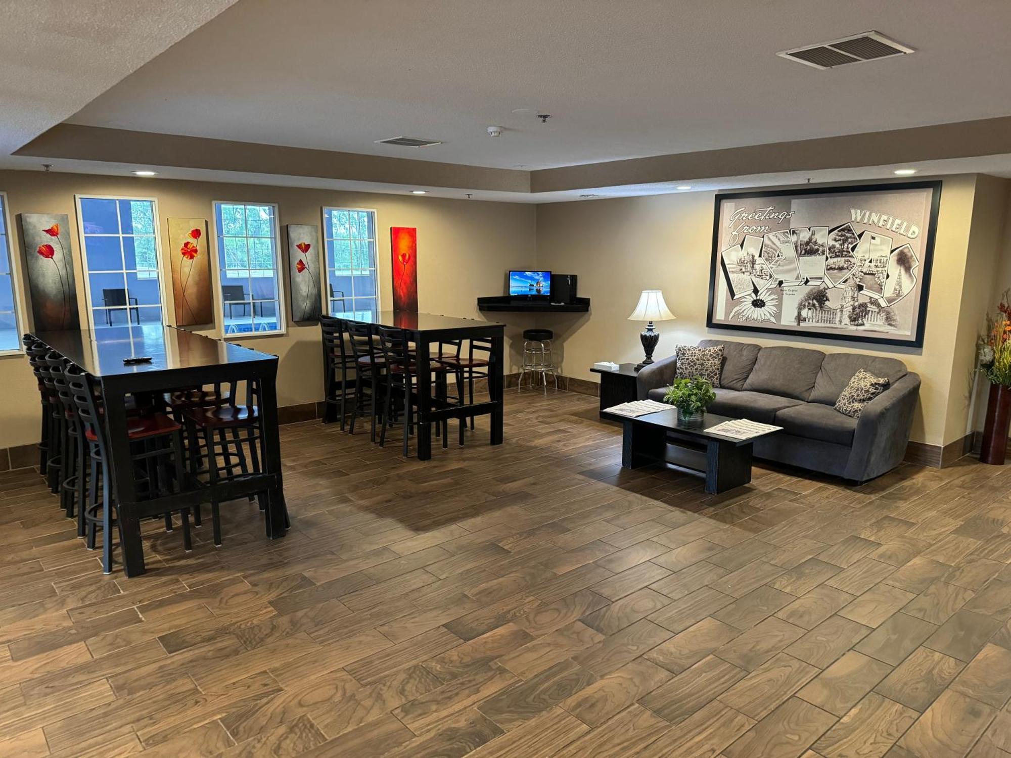 Super 8 By Wyndham Winfield-Quail Ridge Area Hotel Екстериор снимка
